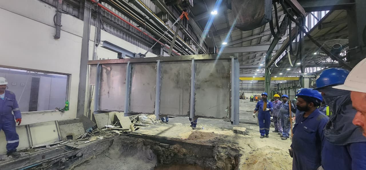 Heavy structural lift inside an active industrial plant