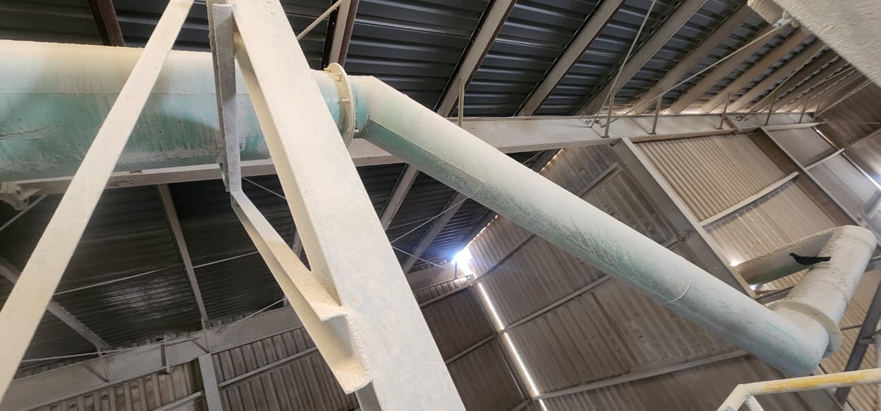 Overhead piping and support structure in plant